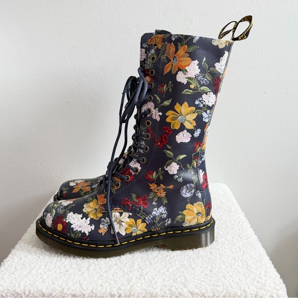 NEW Dr. Martens 1B99 Darcy Floral Navy Size 8 - Picture 3 of 9